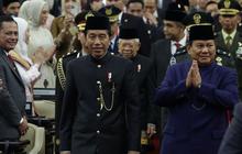 VIDEO: Momen Jokowi Tolak Prabowo Cium Tangan Dibalas Pelukan Hangat