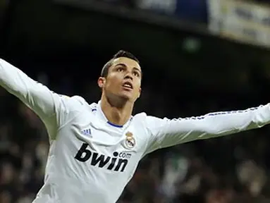 Cristiano Ronaldo melesakkan sepasang gol ke gawang Valencia untuk membawa Real Madrid menang 2-0 pada partai La Liga di Santiago Bernabeu pada 4 Desember 2010. AFP PHOTO/DOMINIQUE FAGE