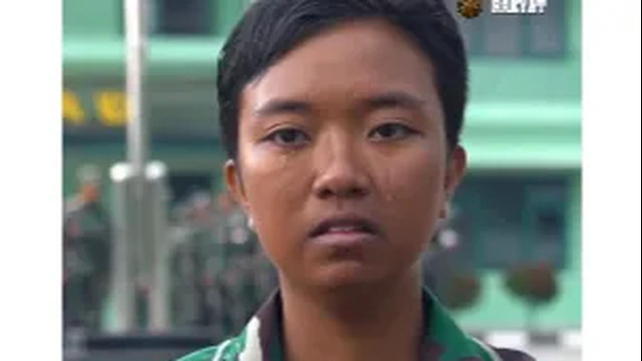 Dalam balutan seragam loreng, gadis cantik nan tangguh itu mengutarakan perasaannya.