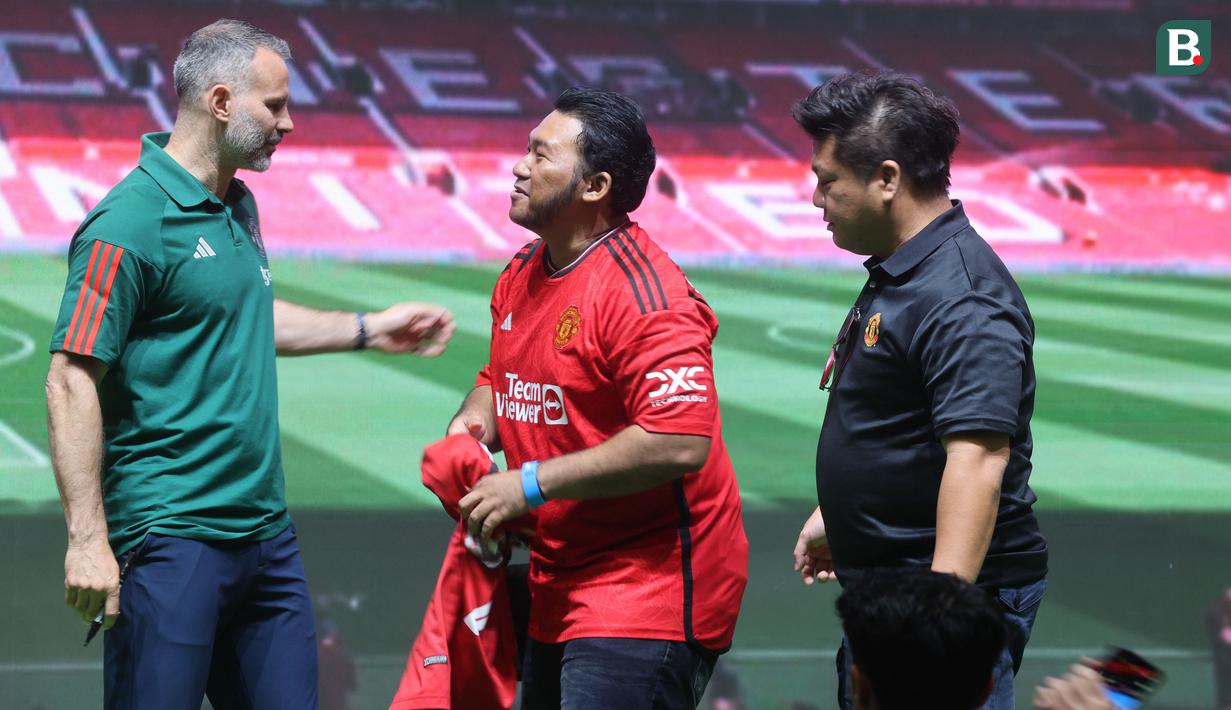 Legenda Manchester United (MU), Ryan Giggs, berbincang dengan fans dalam acara peluncuran kartu kredit Maybank yang berkolaborasi dengan MU di Jakarta Convention Center (JCC), Senayan, Jakarta, Sabtu (18/5/2024). (Bola.com/M Iqbal Ichsan)