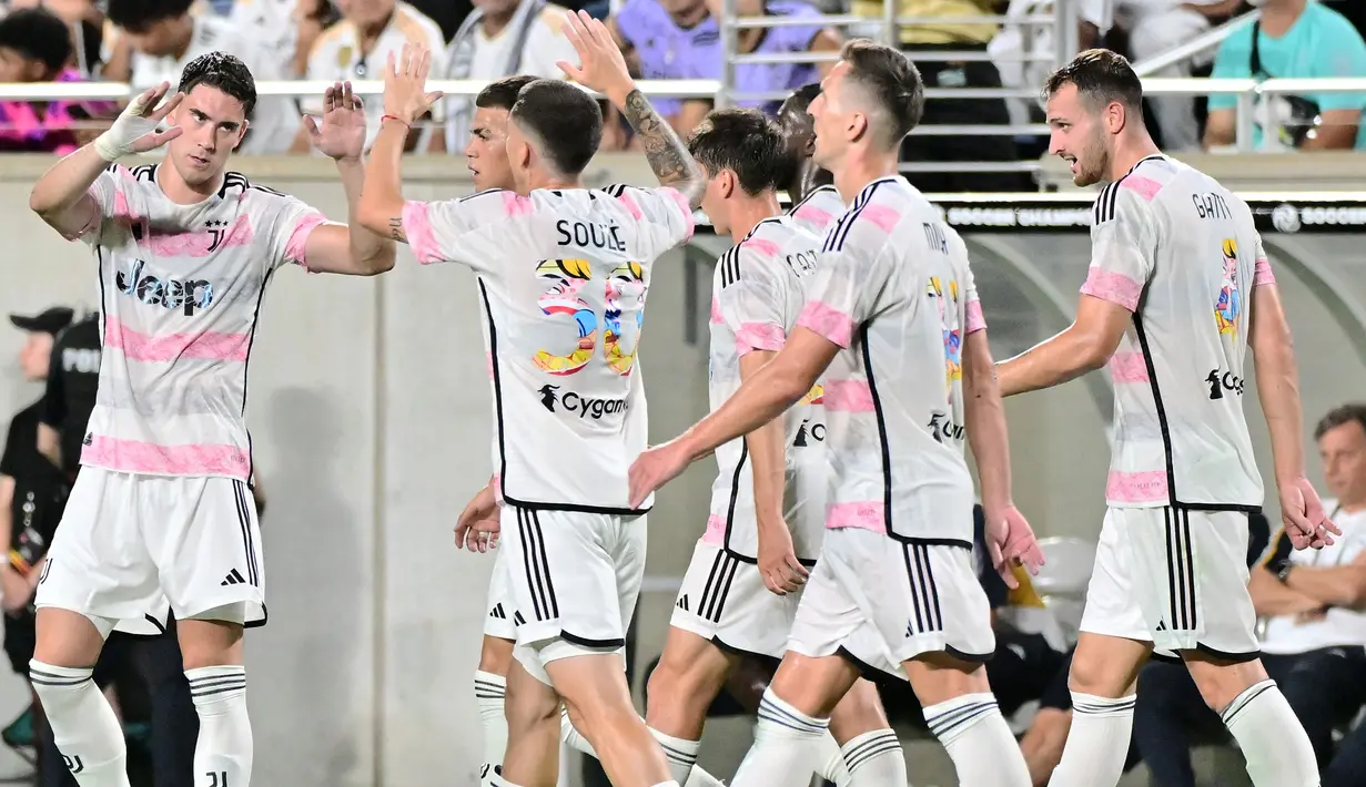 Pemain Juventus merayakan gol yang dicetak oleh Dusan Vlahovic pada laga uji coba pramusim melawan Real Madrid di Camping World Stadium, Orlando, Florida, Amerika Serikat, Kamis (03/08/2023) WIB. (AFP/Getty Images/Julio Aguilar)