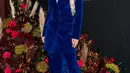 Gigi Hadid mengenakan gaun rancangan Tommy Hilfiger. Foto: Vogue.