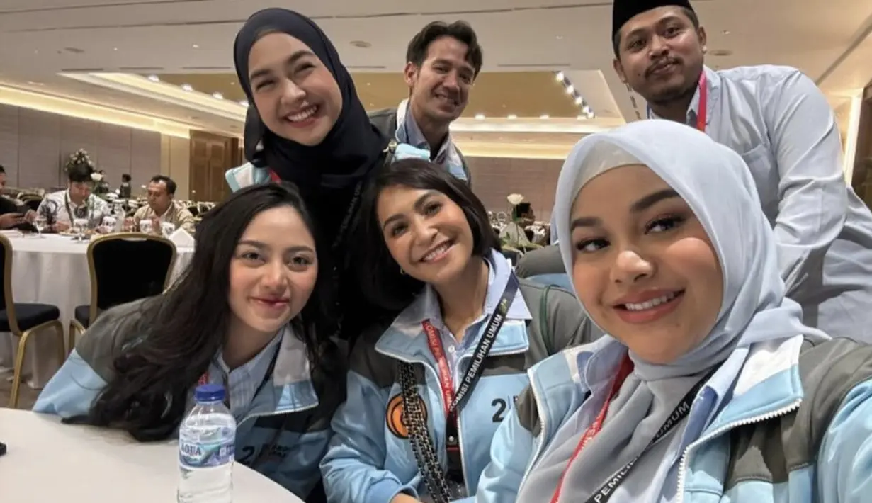 Pada kesempatan ini, Rachel Vennya juga tampak begitu kompak dengan timses lainnya seperti Caca Tengker, Ria Ricis, hingga Aurel.