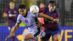 Pemain Barcelona, Marc Guiu (kanan) berebut bola dengan pemain Club America, Ramon Juarez pada laga persahabatan di Cotton Bowl, Dallas, Amerika Serikat, Jumat (22/12/2023) dini hari WIB. (AP Photo/Julio Cortez)