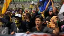 Mahasiswa melakukan aksi unjuk rasa memperingati Hardiknas di Kemendikbud, Jakarta, Senin (2/5). Mereka mendesak pemerintah untuk lebih memperhatikan pendidikan gratis dan berkualitas serta dapat diakses seluruh rakyat. (Liputan6.com/Gempur M Surya)