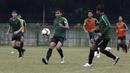 Pemain Timnas Indonesia U-19, Fadilah Nur Rahman, berebut bola saat latihan di Stadion Padjadjaran, Bogor, Kamis (26/9). Latihan ini merupakan persiapan jelang kualifikasi Piala Asia 2020. (Bola.com/Yoppy Renato)