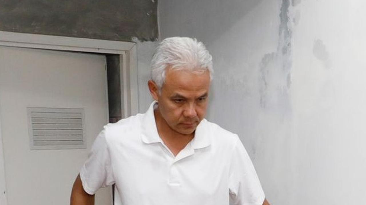 Lesehan sambil Sarungan, Ini Potret Santai Ganjar Menginap ke Rumah Warga Keturunan Tionghoa di Ambarawa