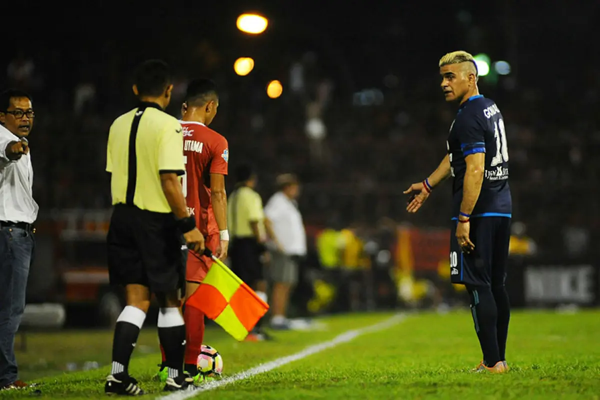 Aji Santoso dan Cristian Gonzales
