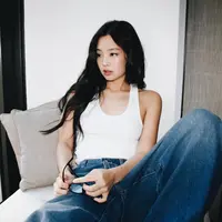 Tampil sederhana dalam balutan tank top putih yang dipadukan dengan celana jeans, idol sekaligus fashion icon ini membuktikan bahwa gaya minimalis tetap bisa terlihat mahal, terutama dengan sentuhan attitude khasnya. [@jennierubyjane].