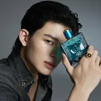 Versace mengumumkan aktor dan model Thailand Pond Naravit (@ppnaravit) sebagai Duta Parfum Versace untuk Asia Tenggara. [Foto: Versace.dok]