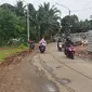 Lokasi penusukan yang dilakukan seorang suami terhadap istrinya di Jalan Saenan, Kelurahan Bedahan, Kecamatan Sawangan, Kota Depok. Sebelum ditusuk, korban sempat ditabrak menggunakan sepeda motor. (Liputan6.com/Dicky Agung Prihanto)