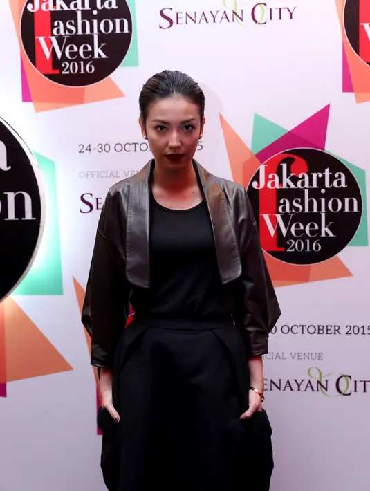 Velove juga mengungkapkan bahwa awalnya bukan busana itu yang akan dikenakannya untuk hadir di acara tersebut. Namun karena suatu hal, Velove batal mengenakan ‘dresscode’ yang harusnya dikenakan. (Andy Masela/Bintang.com)