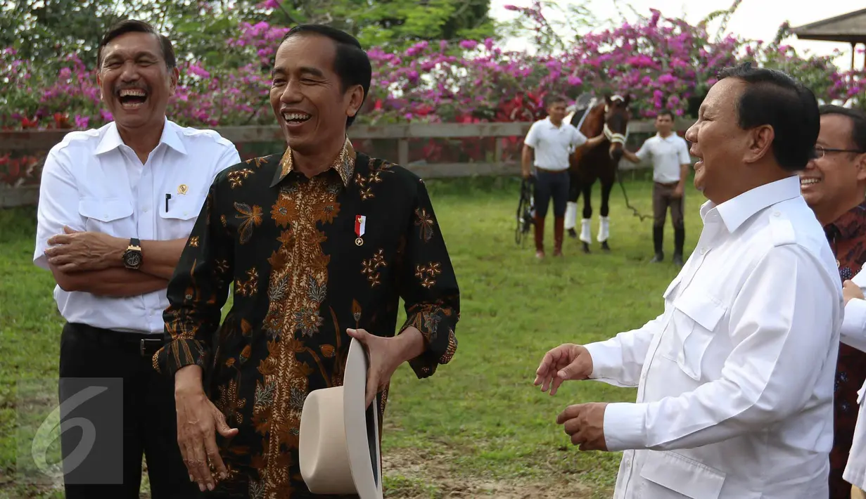 Presiden Joko Widodo (Jokowi) berbincang santai dengan Ketua Umum Partai Gerindra Prabowo Subianto disaksikan Menko Kemaritiman Luhut Pandjaitan usai melakukan pertemuan di kediaman Prabowo di Hambalang, Bogor, Senin (31/10). (Liputan6.com/Faizal Fanani)