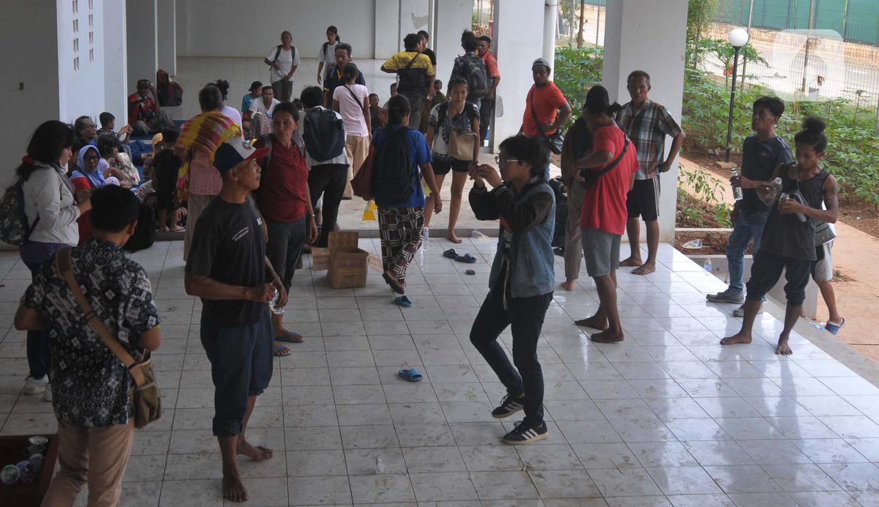 Puluhan warga Kampung Susun Bayam bertahan usai bentrokan dengan sekuriti yang mengaku diperintah Jakpro di Kawasan Jakarta International Stadium (JIS), Jakarta, Selasa (21/5/2024). (merdeka.com/Imam Buhori)
