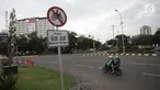 Rambu larangan terpasang di Jalan Medan Merdeka Barat, Jakarta, Selasa (9/1). Mahkamah Agung (MA) membatalkan Pergub DKI Jakarta larangan sepeda motor melintas di sepanjang Jalan MH Thamrin hingga Jalan Medan Merdeka Barat. (Liputan6.com/Arya Manggala)