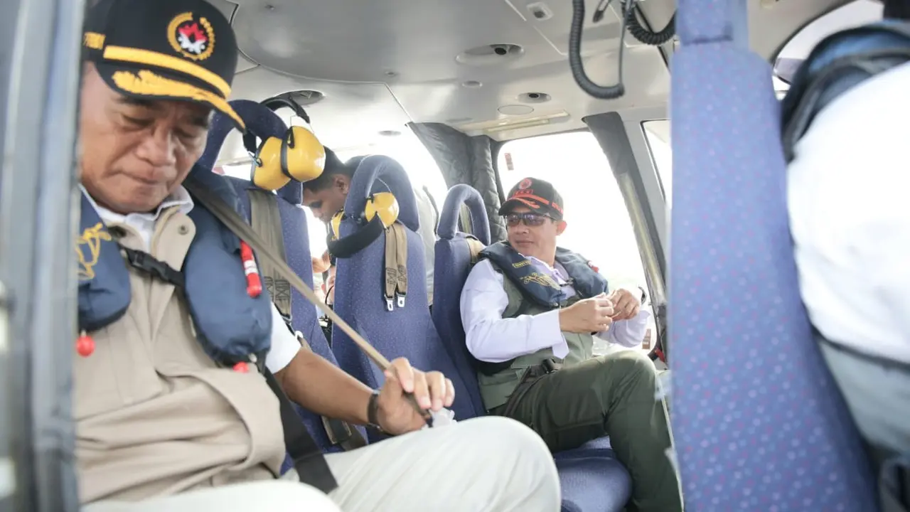 Kepala BNPB Letjen TNI Suharyanto bersama Menteri Koordinator PMK Muhadjir Effendy meninjau arus balik Lebaran Idul Fitri 2023, Selasa 25 April 2023.