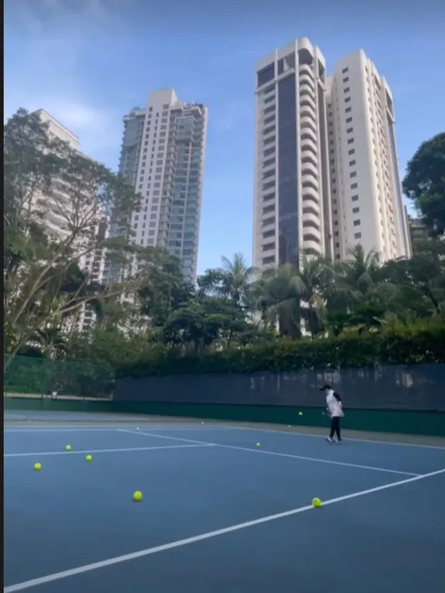 Syahrini Bermain Tenis