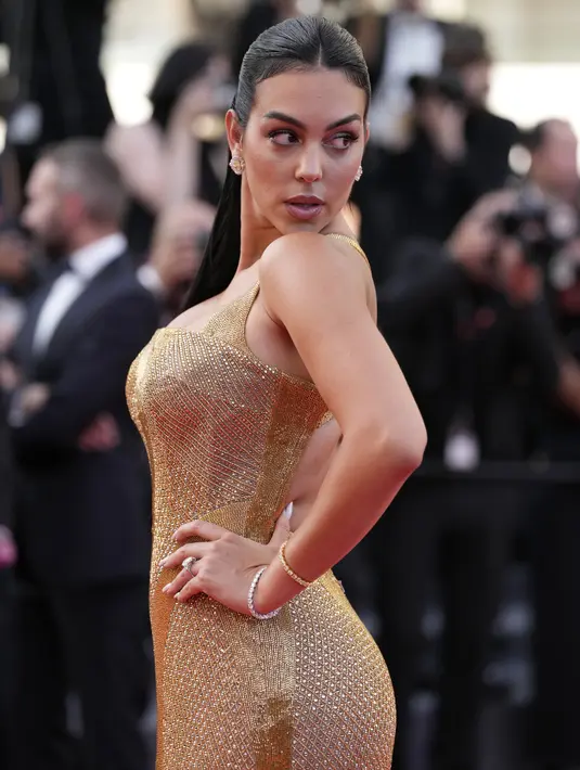 Influencer dan model Spanyol, 29, tampak sangat sensasional dalam balutan gaun emas berkilau, yang dihiasi dengan ratusan payet. (Photo by Scott Garfitt/Invision/AP)