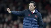 Pelatih Arsenal, Unai Emery menginstruksikan pemainnya saat bertanding melawan Vitoria de Guimaraes pada pertandingan lanjutan Grup F Liga Europa di Stadion Emirates, London (24/10/2019). Arsenal menang tipis atas Vitoria dengan skor 3-2. (AP Photo/Alastair Grant)