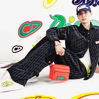Setelah hadirkan jam tangan mewah, KAWS kembali hadir di koleksi busana Dior dengan desain yang fresh [Dior]