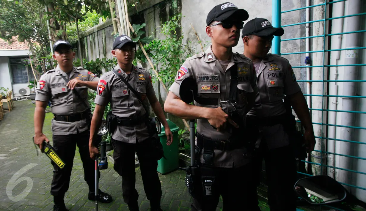 Sejumlah petugas Gegana Polda DIY bersiap melakukan penyisiran di setiap sudut GKJ Gondokusuman Yogyakarta, Kamis (24/3). Penyisiran dilakukan sebagai antisipasi untuk menghindari kemungkinan adanya teror pada malam perayaan Paskah. (Foto: Boy Harjanto)