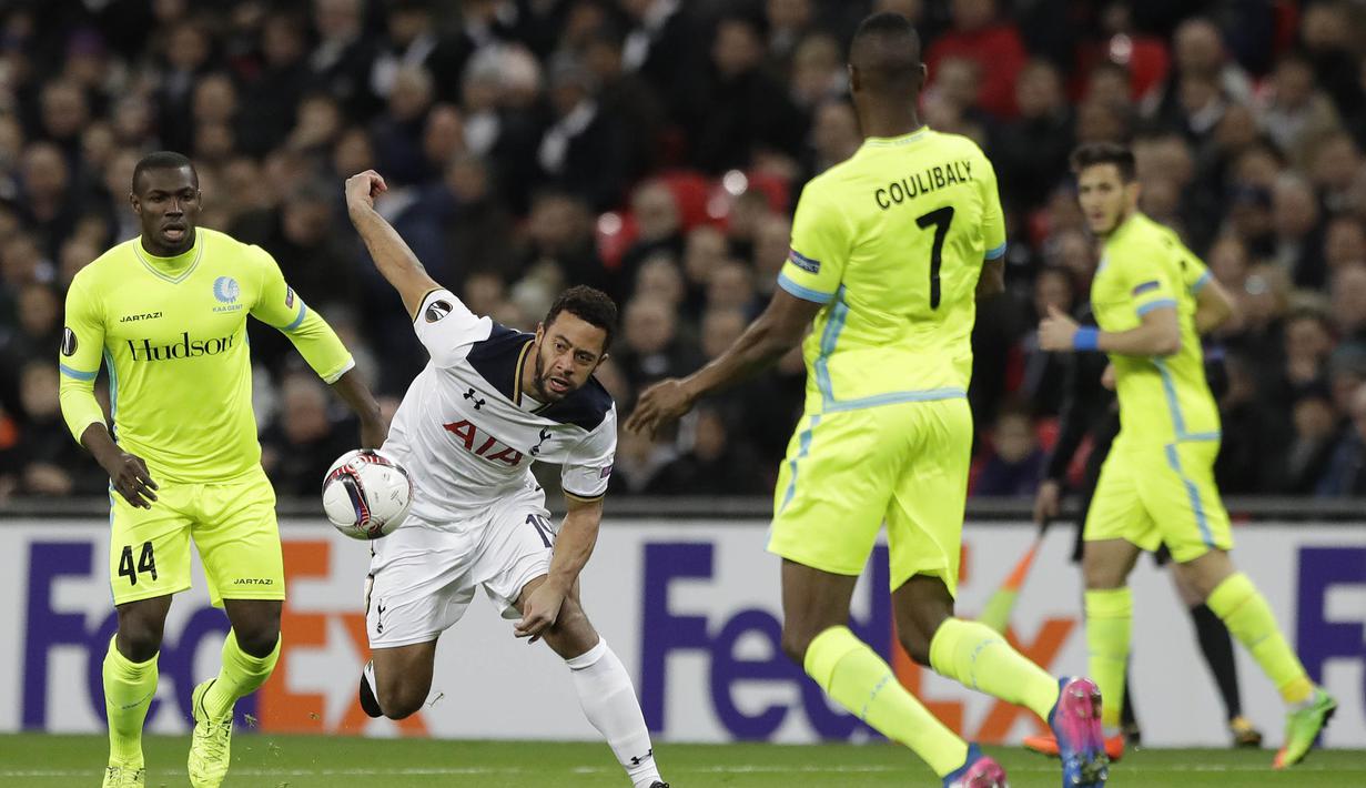 Gelandang Tottenham, Mousa Dembele, berusaha melewati hadangan pemain Gent. Tertinggal 0-1 pada leg pertama, membuat tuan rumah, Tottenham, tampil menyerang sejak awal laga. (AP/Matt Dunham)