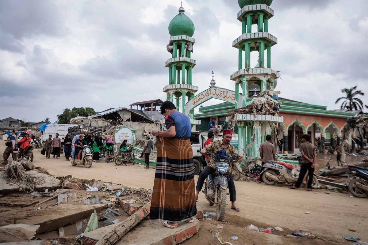 FOTO: Warga Aceh Tamiang Laksanakan Salat Jumat di Tengah Pemulihan Pascabencana
