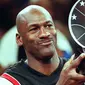 Michael Jordan menjadi rajanya titel individu pemain NBA. Ia tercatat pernah sabet 16 kali penghargaan tersebut, diantaranya lima gelar MVP reguler, enam titel MVP final, tiga MVP All Star, Rookie of the Year serta Defensive Player of The Year. (Foto: Getty Images via AFP/Timothy A. Clary)