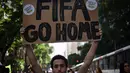 Jelang pembukaan Piala Dunia 2014, beberapa demonstran melakukan aksi unjuk rasa di Rio de Janeiro, Brasil, (12/6/2014). (AFP PHOTO/Yasuyoshi Chiba)