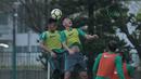 Aksi Septian David (2kiri) saat menyundul bola dengan rekannya pada sesi latihan timnas Indonesia U-23 di Lapangan ABC, Senayan,  (24/4/2018). Timnas akan mengikuti turnamen PSSI Anniversary 27 April-3 Mei 2018. (Bola.com/Nicklas Hanoatubun)
