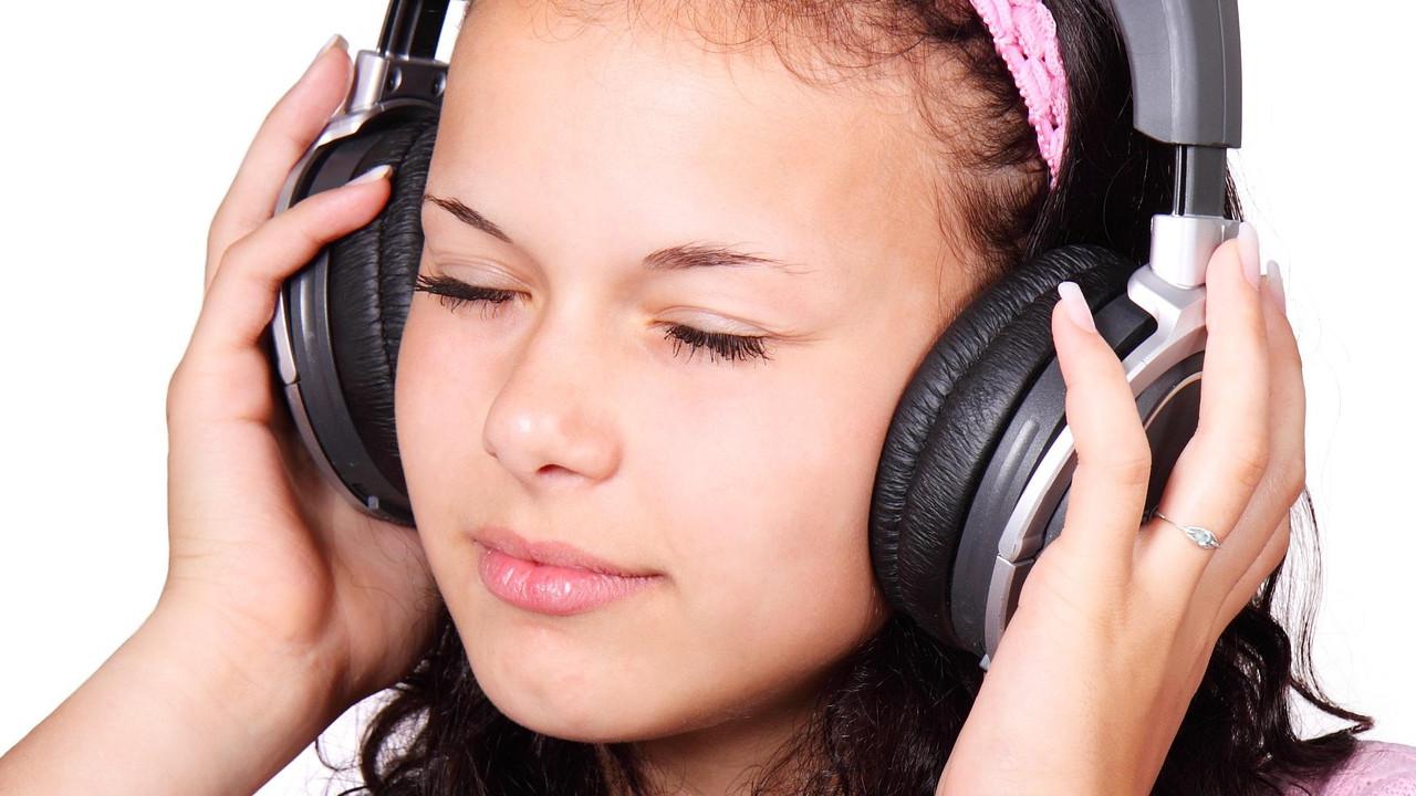 ilustrasi anak mendengarkan musik