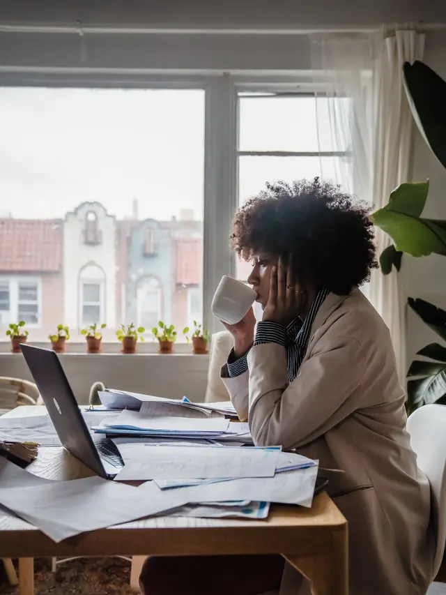 Meja Kerja yang Berantakan