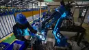 Pekerja menyelesaikan produksi suku cadang otomotif dan elektronika di pabrik industri manufaktur stamping dan assembling di Tangerang, Banten,  Selasa (18/6/2024). (merdeka.com/Arie Basuki)