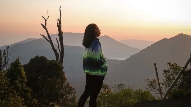 Pemandangan dari atas Gunung Sanghyang yang diapit oleh tiga gunung