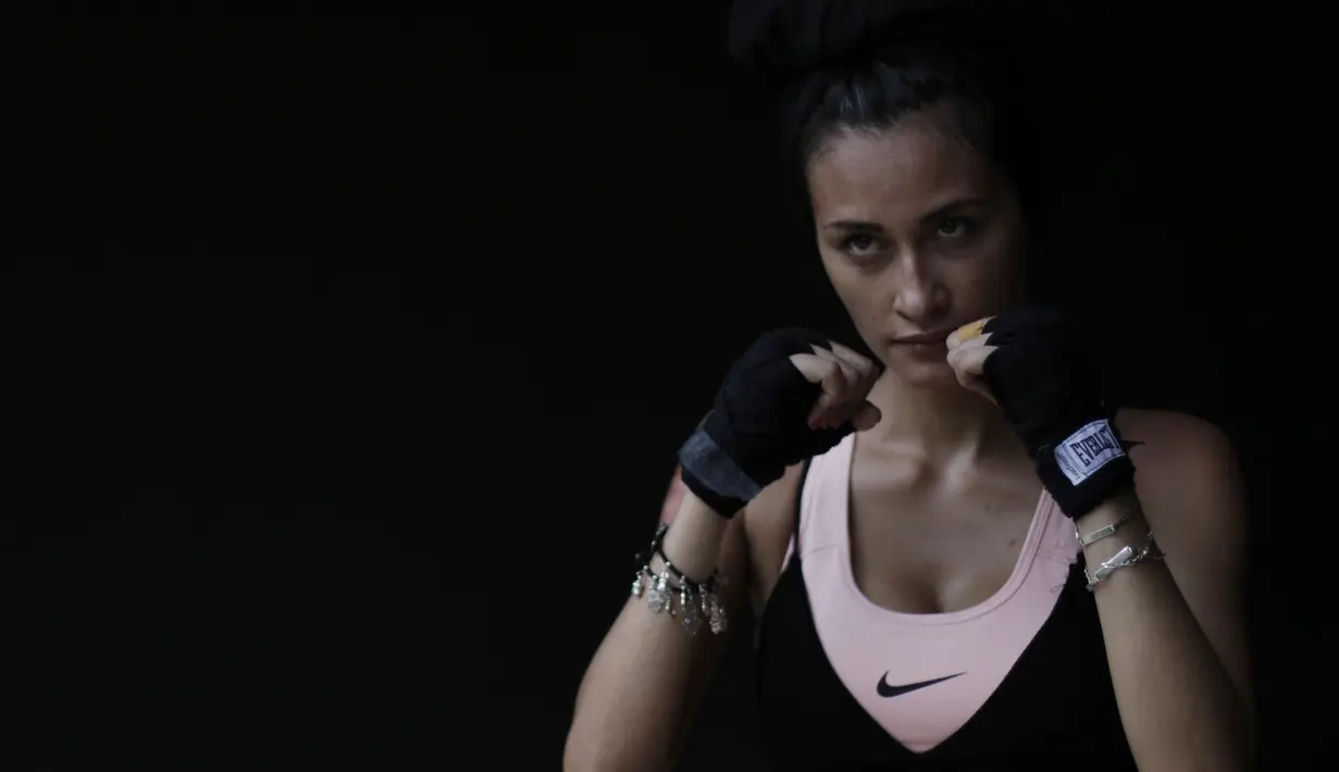 Model dan penyanyi, Rebecca Reijman, berpose usai latihan Muay Thai di rumahnya di Depok, Jawa Barat, Minggu (23/12). Beladiri Muay Thai dipilihnya untuk menjaga kebugaran dan sebagai pertahanan diri. (Bola.com/Vitalis Yogi Trisna)