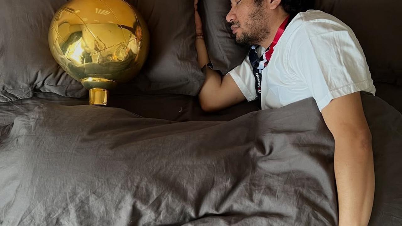 Kocak Banget, Aksi Kunto Aji Bawa Piala Kemenangan 'BAHKAN VOLI 2' ke Kamar Mandi hingga Tidur Bareng Pakai Selimut
