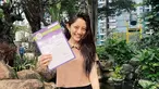 Jalani pembaptisan ketika sudah yakni dengan keputusannya, kebahagiaan terpancar jelas di wajah Natalie Zenn saat memegang surat baptis. Bintang sinetron Dari Jendela SMP ini pun seperti terlihat lahir kembali. Baptis adalah proses penyucian dosa dan mengakui keimananan, oleh karenanya tak sedikit netizen dan rekan selebriti yang ikut bahagia karena Natalie Zenn telah dibaptis. (Liputan6.com/IG/@nataliezenn24)