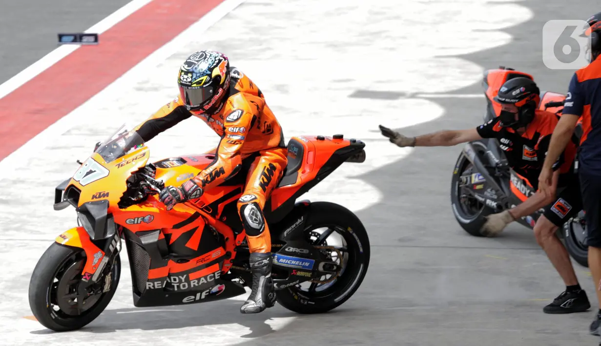 Pembalap Tech3 KTM Factory Racing, Remy Gardner saat sesi Warm Up MotoGP di Pertamina Mandalika International Street Sirkuit, Nusa Tenggara Barat, Minggu (20/3/2022). (Liputan6.com/Helmi Fithriansyah)