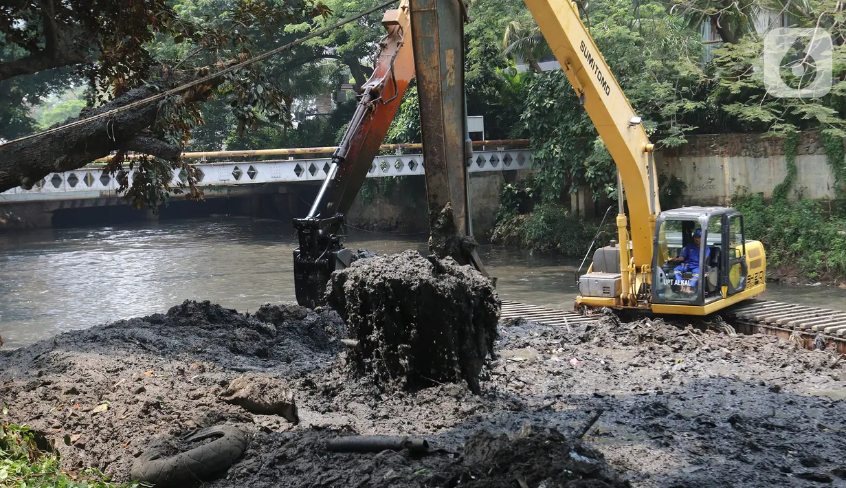 Petugas Dinas Sumber Daya Air DKI Jakarta menggunakan alat berat melakukan pengerukan lumpur di Sungai Krukut, Karet Tengsin, Kamis (30/9/2021). Sebanyak 408 personel dan sejumlah ekskavator serta truk diturunkan untuk mengangkut lumpur dari sungai tersebut. (Liputan6.com/Herman Zakharia)