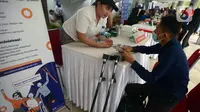 Petugas melayani pelamar kerja disabilitas pada acara Job Fair Disabilitas bertajuk Cinta Disabilitas di Lapangan Banteng, Jakarta, Sabtu (3/12/2022). Acara ini digelar untuk meningkatkan kesadaran terhadap disabilitas di tengah masyarakat, sehingga memiliki akses yang sama dengan non disabilitas dalam pemenuhan kebutuhan dasar hidup. (merdeka.com/Imam Buhori)