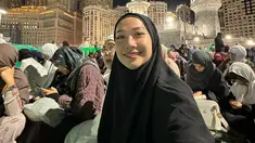 Selfie dengan memperlihatkan suasana di Mekah, BCL pancarkan pesonanya. Tampil natural dan berhijab, banyak yang memuji penampilan BCL. Banyak netizen mengakui jika lebih senang melihat BCL berpenampilan tertutup dan tidak terlalu terbuka seperti kesehariannya. Selain jalani umroh untuk dirinya sendiri, BCL juga menjalankan ibadah umroh untuk mendiang Ashraf Sinclair. (Liputan6.com/IG/@itsmebcl)