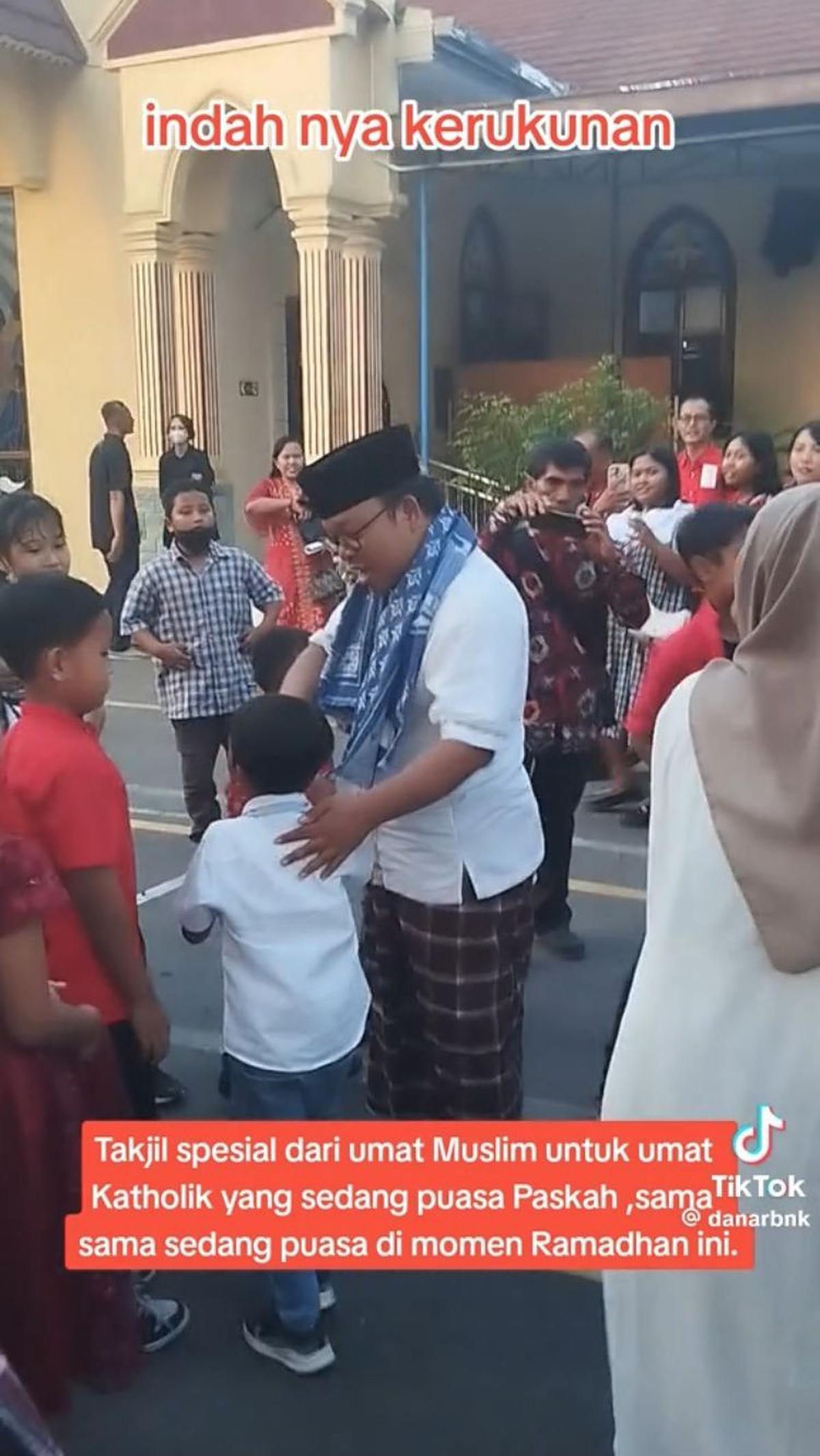 Beberapa anak kecil yang datang ke gereja untuk beribadah pun mendekati pak ustaz dan menyalaminya satu persatu.