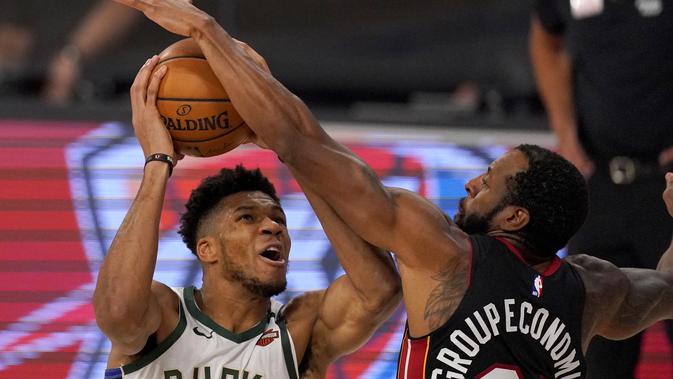 Pemain Bucks Giannis Antetokounmpo mendapat penjagaan ketat dari Heat pada lanjutan NBA (AP)