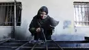 Wanita Palestina, Ranim Safadi menyelesaikan pembuatan pagar besi di sebuah bengkel keluarga di desa Urif, wilayah Tepi Barat, Senin (31/10). Ranim memilih bekerja sebagai pandai besi agar dapat membantu keuangan keluarga (facebook.com/estrellapalestina)