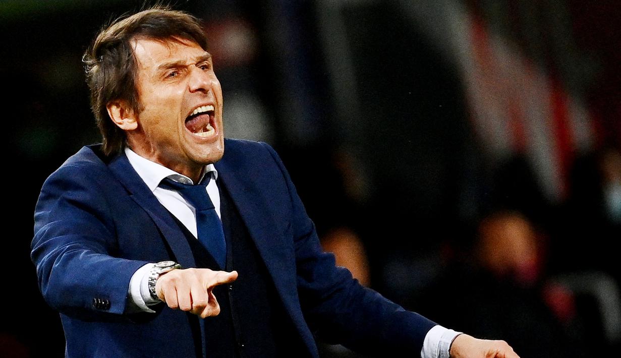 Antonio Conte - Reputasi pria Italia ini sebagai pelatih bermental juara sudah tidak perlu diragukan lagi. Tangan dinginnya sukses membawa Juventus, Chelsea hingga Inter Milan menjadi kampiun di liganya masing-masing. (AFP/Vincenzo Pinto)