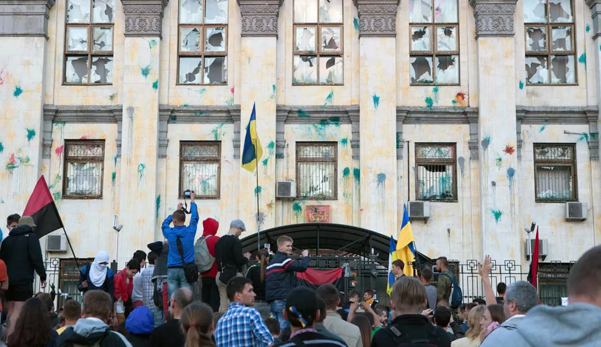 Kondisi gedung Kedutaan Besar Rusia di Kiev, Ukraina, saat diserbu ratusan demonstran, (14/6/2014). (REUTERS/Oleg Pereverzev)