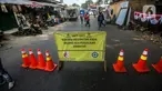 Akses jalan diblokir saat proses revitalisasi Jembatan Cibubur, Jakarta, Selasa (2/8/2022). Revitalisasi dilakukan untuk mengantisipasi risiko banjir akibat rendahnya muka jembatan serta risiko kecelakaan akibat tidak adanya trotoar. (Liputan6.com/Faizal Fanani)