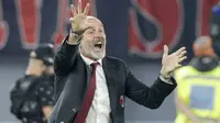 Pelatih AC Milan, Stefano Pioli menginstruksikan pemainnya saat bertanding melawan AS Roma pada pertandingan Lanjutan Liga Serie A Italia di Stadion Olimpiade Roma (28/10/2019). AS Roma menang tipis 2-1 atas AC Milan. (AP Photo/Andrew Medichini)