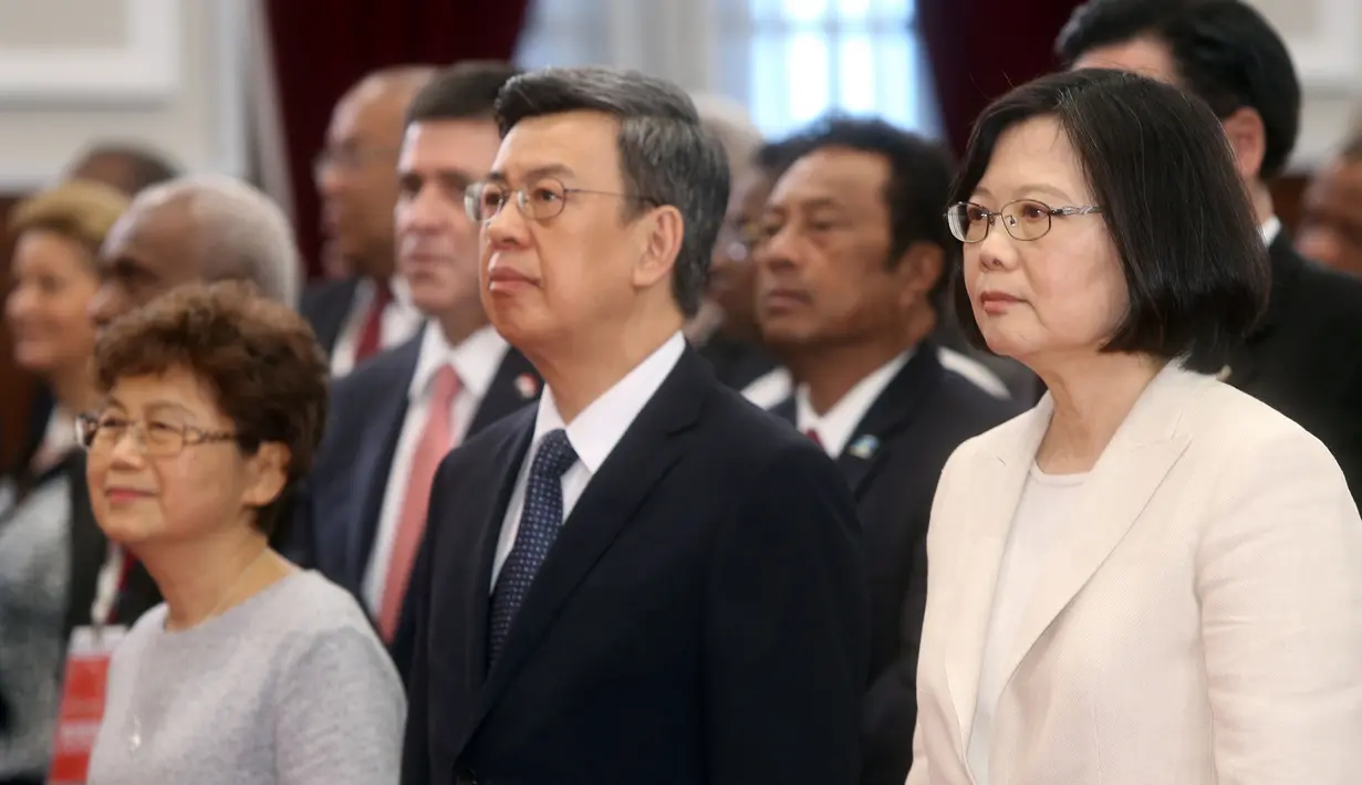 Presiden perempuan pertama Taiwan, Tsai Ing- wen (kanan) bersama Wakil Presiden, Chen Chien - jen mengikuti upacara pelantikan mereka di Istana Kepresidenan di Taipei, Jumat (20/5). (REUTERS/Taipei Photojournalists Association)