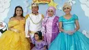"Iya ini (kostum) yang nentuin Bilqis. Bunda Cinderella, aunty jadi Bella, ayah Pangeran Snow White, ibu Rapunzel, Bilqis Princess Sophia. Semua dia yang nentuin," ujar Ayu Ting Ting usai acara seperti dilansir dari liputan6. (Instagram/bilqis3rdbirthday)